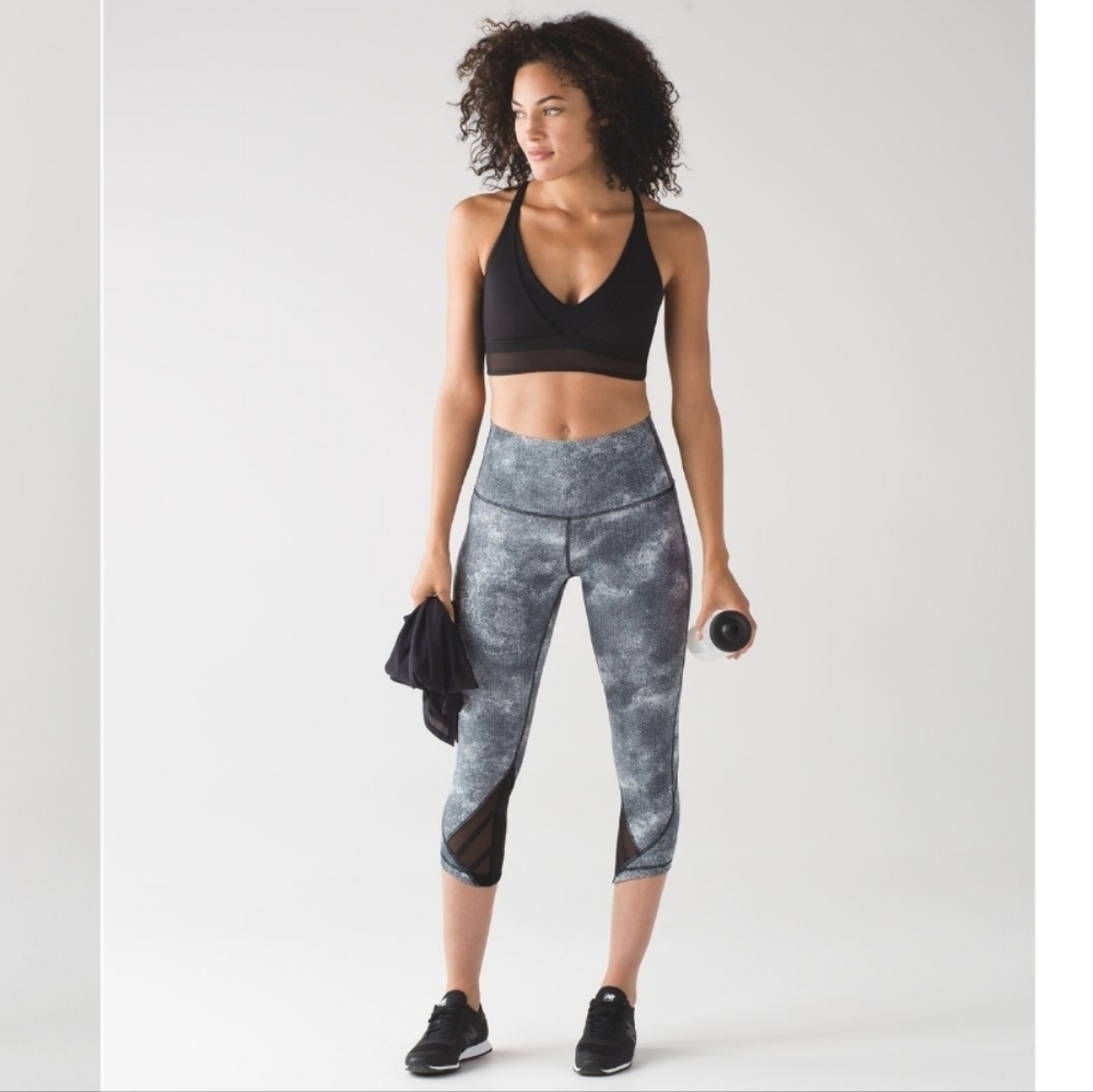 Lululemon Essential Rhythm Crop women's black and white crop leggings size 4